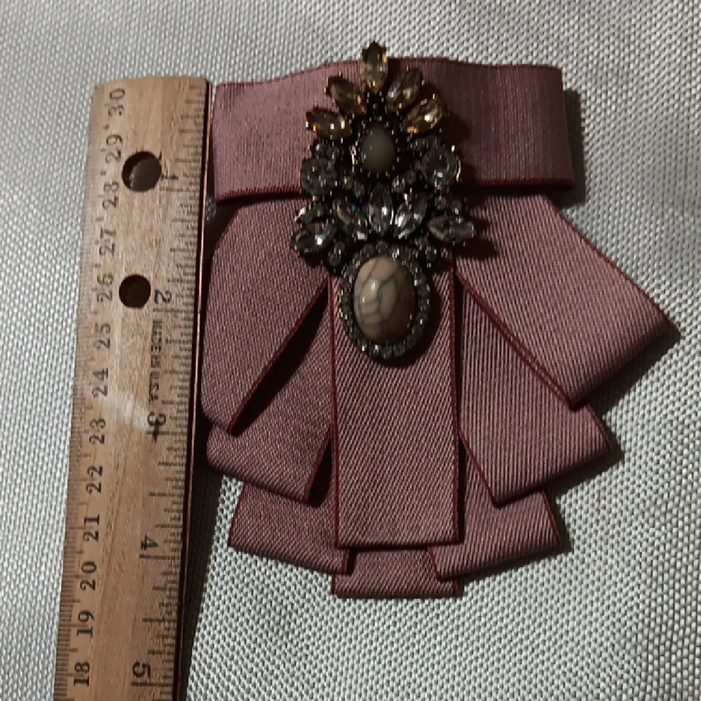 Elegant Pink Brooch with Gemstone Accents - Picture 3 of 4